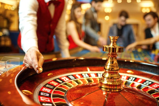 Mobile-optimised dealer table interface for Domino QQ on iOS and Android
